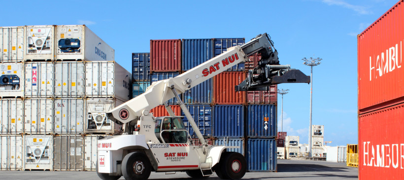 Des engins de levage neufs de types reach stacker et forklift